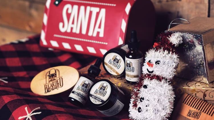 Free Photo Of Festive Holiday Beard Care Gift Set With Santa Theme