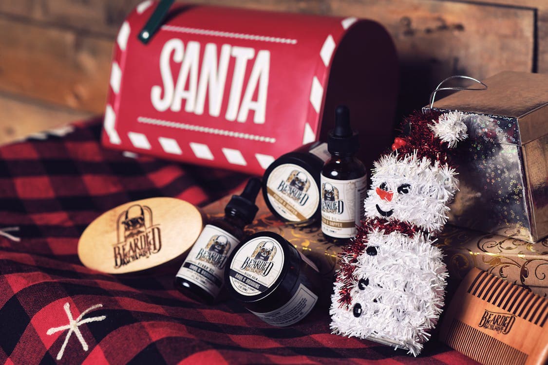 Free Photo Of Festive Holiday Beard Care Gift Set With Santa Theme