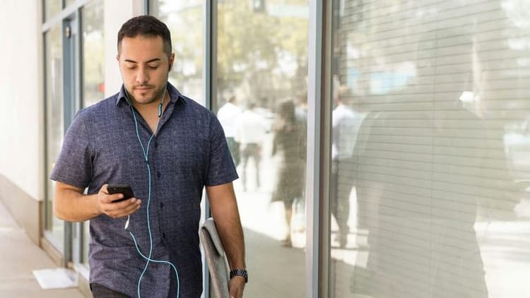 Telehealth and Wearables Revolutionize Men’s Healthcare in 2025