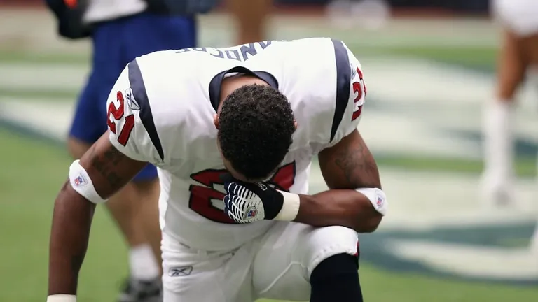 Professional Football Player Nfl Praying 160577