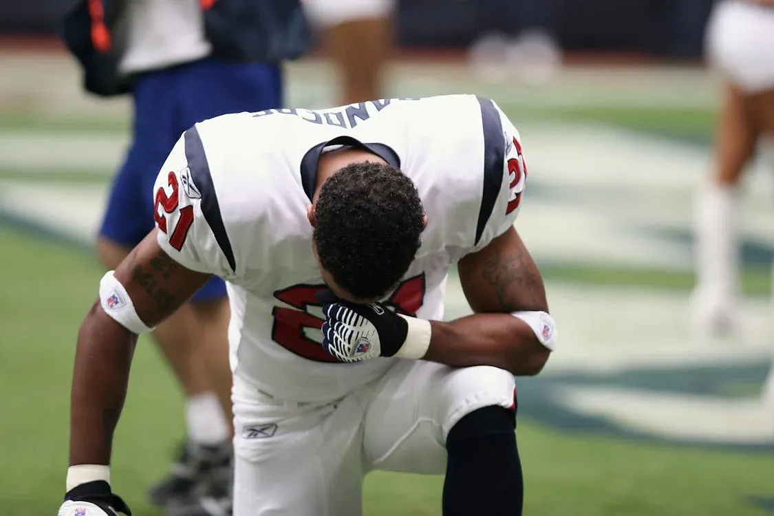 Professional Football Player Nfl Praying 160577