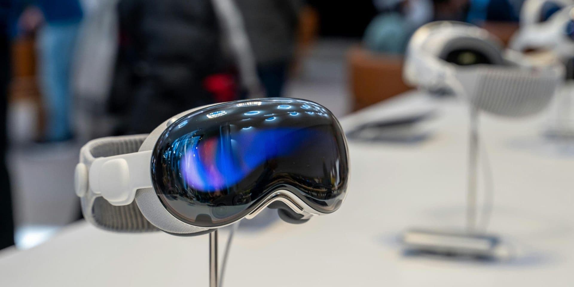 Apple’s Vision Pro Faces Market Challenges Amid High Price Point