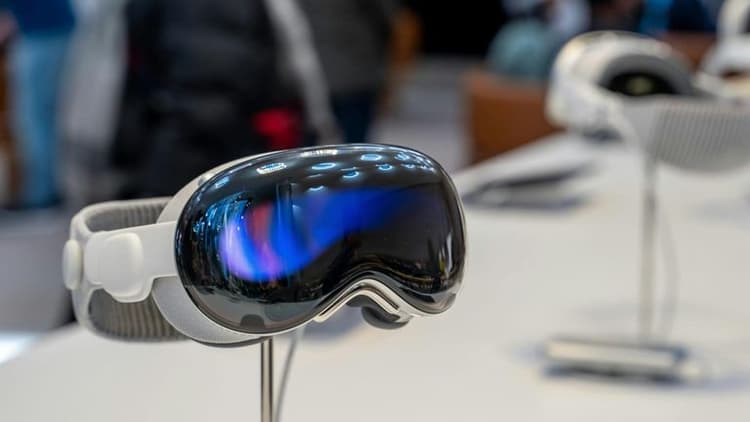 Apple’s Vision Pro Faces Market Challenges Amid High Price Point