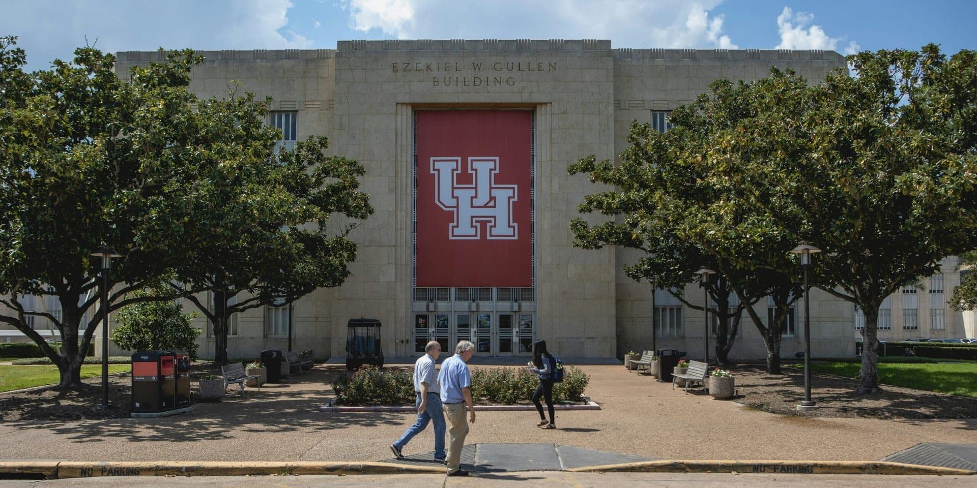 Houston Extends Coach Kelvin Sampson’s Contract Amid Historic NCAA Run