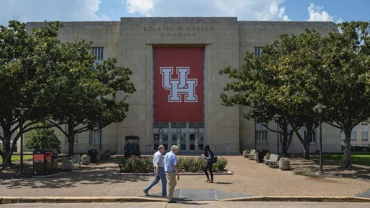 Houston Extends Coach Kelvin Sampson’s Contract Amid Historic NCAA Run