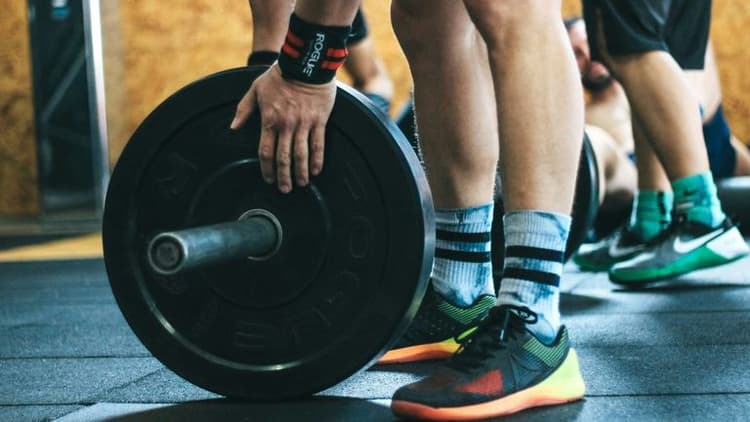 Retro Fitness Trends Surge in 2025 as Enthusiasts Embrace Nostalgic Workouts